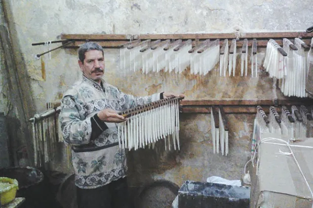 ورشة في قلب القاهرة الفاطمية تواجه اندثار فن صناعة الشموع