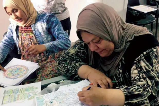 فنانة تشكيلية مصرية تكرس «الماندالا» لمواجهة العنف ضد المرأة