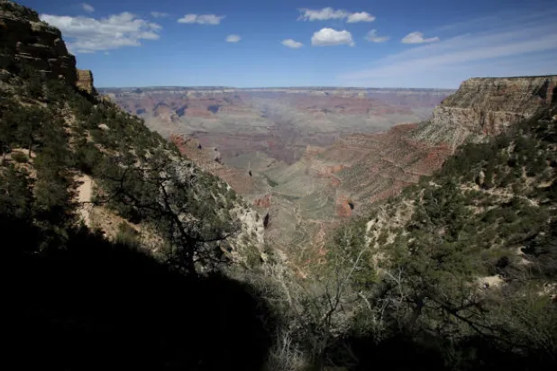 مقتل 3 أشخاص وإصابة 4 بتحطم مروحية أميركية