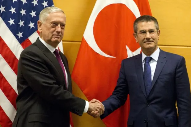 (وزير الدفاع الأميركي جيم ماتيس ونظيره التركي (إ.ب.أ)