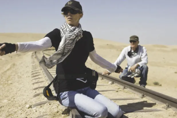 كاثرين بيغلو خلال تصويرها «خزنة الألم» الذي نالت عنه أوسكارين