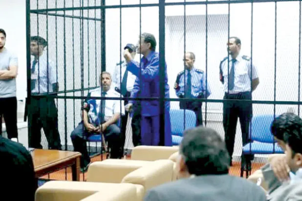 بوزيد دوردة رئيس المخابرات الليبي السابق في قفص المحاكمة بطرابلس في 2012 وينسب له فتحه باب المصالحة مع المعارضين (صورة أرشيفية)