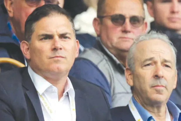 كابلان وجيسون ليفين مالكا نادي سوانزي يتابعان مباراة الفريق أمام نيوكاسل