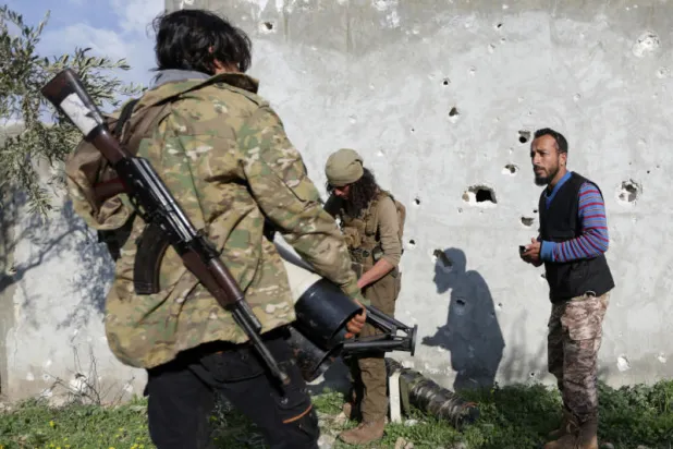 مقاتلون بالجيش السوري الحر المدعوم من تركيا في عفرين (رويترز)