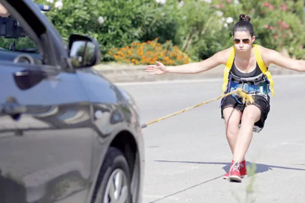 الرياضية سهام قصير تجر سيارة 