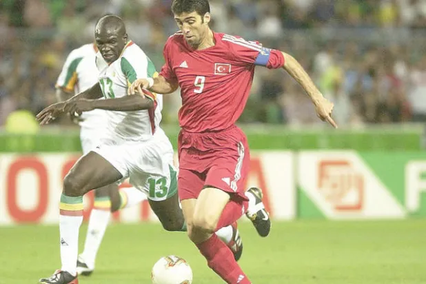 هاكان شوكور نجم تركيا الأسطورة عاجز عن العودة إلى الوطن