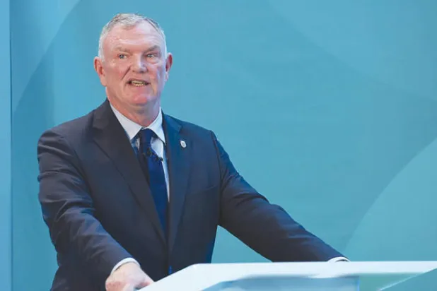 رئيس الاتحاد الإنجليزي تحت الشبهات بعد زيارته قطر