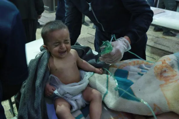 طفل سوري يتلقى العلاج عقب هجوم على الغوطة الشرقية (أ.ف.ب)