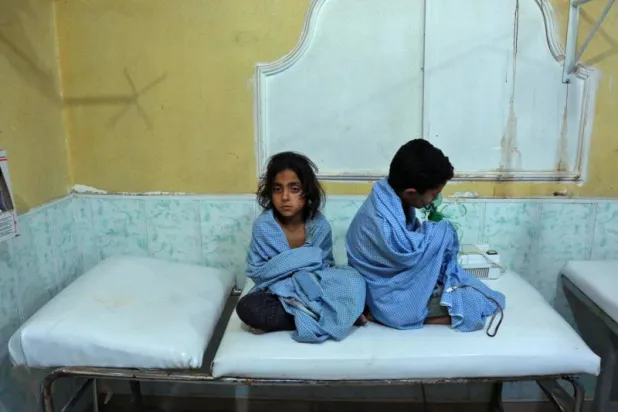 (أطفال ناجون من القصف في الغوطة (أ.ف.ب)