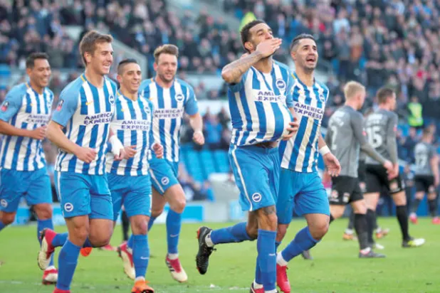 فرحة لاعبي برايتون بالتأهل لدور الثمانية في كأس إنجلترا (رويترز)