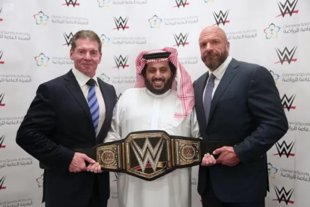 السعودية: رئيس هيئة الرياضة يوقع اتفاقية مع «WWE» لإقامة منافسات المصارعة