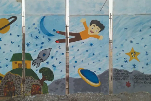 تزين الاسوار بالالون الجميلة