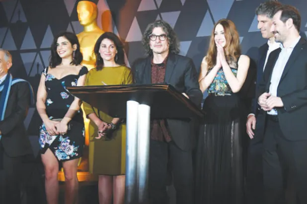 المخرج زياد دويري مع فريق العمل في فيلمه المرشح للأوسكار «ذا إنسالت» (أ.ف.ب)