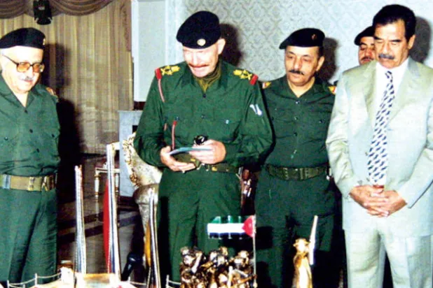 صورة أرشيفية تجمع صدام حسين ونائبيه السابقين عزة الدوري وطارق عزيز ومساعدين آخرين (غيتي)