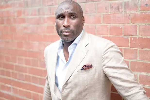 هل غطرسة كامبل أم لون بشرته وراء متاعبه؟