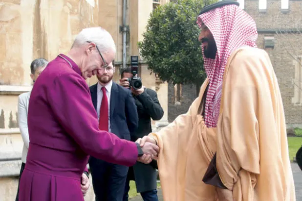 ولي العهد السعودي عند وصوله إلى لامبيث بالاس في لندن أمس وكان في استقباله رئيس أساقفة كانتربري جاستن ويلبي (أ.ف.ب) 