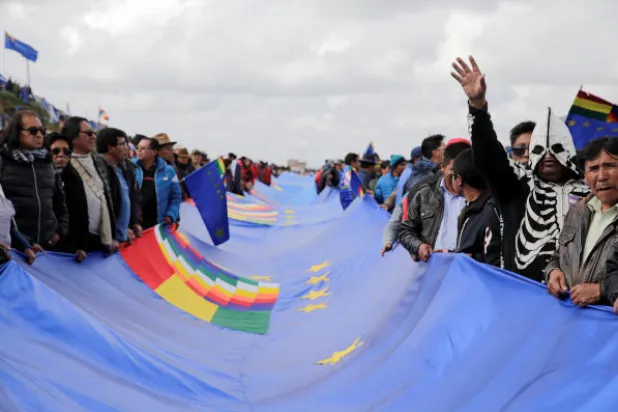 بوليفيا تصنع علماً بطول 200 كيلومتر للمطالبة بالحقوق البحرية