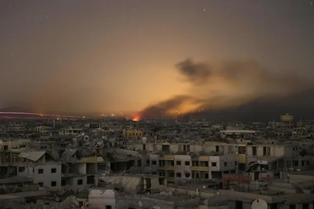 تصاعد النيران والأدخنة من الغوطة بسوريا أمس (أ.ف.ب)