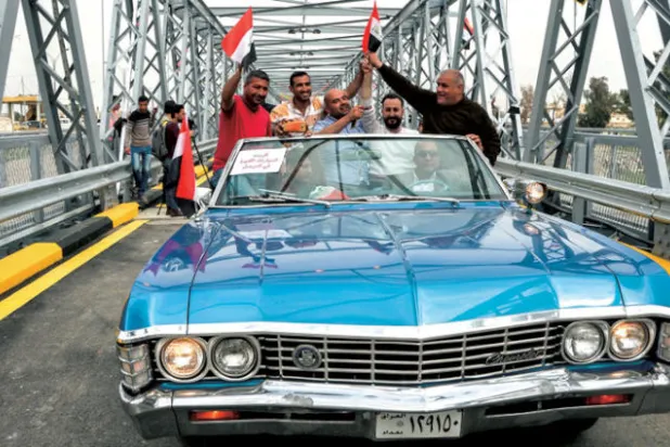 العبادي يعيد افتتاح أقدم جسور الموصل بعد إعادة إعماره