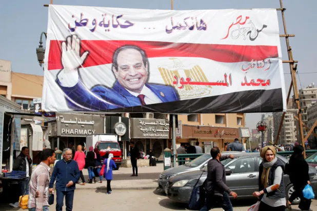 ملصق للرئيس المصري عبد الفتاح السيسي للانتخابات الرئاسية المقبلة في القاهرة (رويترز)