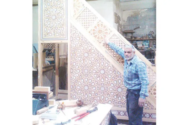 «أبو زيد» قصة عائلة تصنع منابر المساجد منذ سبعين سنة