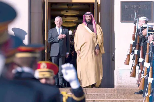 الأمير محمد بن سلمان لدى وصوله إلى مقر وزارة الدفاع الأميركية ويبدو ماتيس في استقباله (واس)