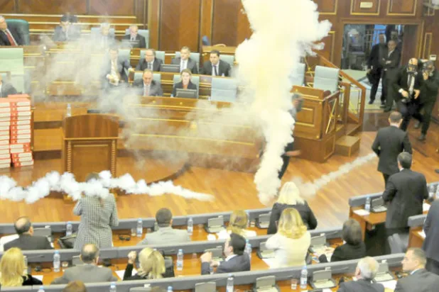 بالفيديو... نواب يلقون غازاً مسيلاً للدموع داخل البرلمان في كوسوفو