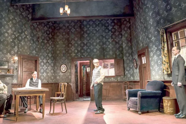 شخصيات تنفتح صراعاتها الداخلية على ويلات التاريخ الحديث