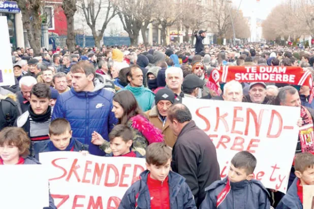 جماهير سكينديربيو تتظاهر لمساندة الفريق الذي يواجه عقوبة الإيقاف 10 سنوات