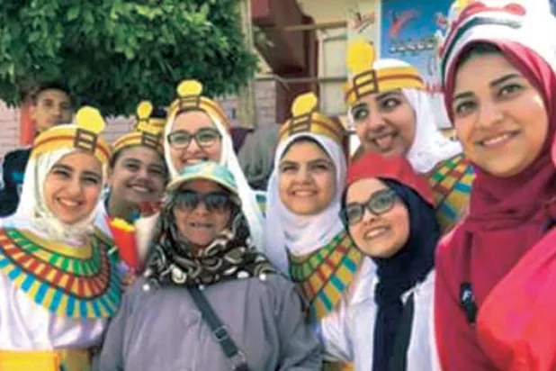 موضة الانتخابات... فتيات بملابس الفراعنة وزي الجيش يجذب الأطفال