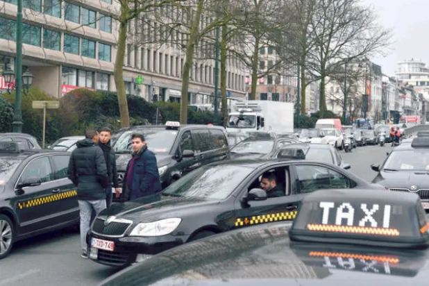 سائقو سيارات الأجرة يسدون شوارع بروكسل احتجاجاً على «أوبر»