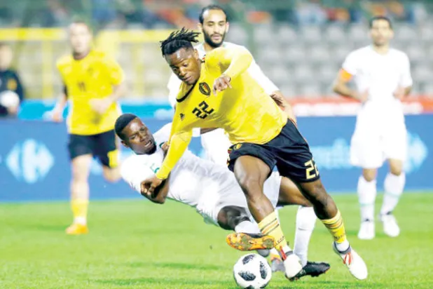 هوساوي مدافع الأخضر يعترض طريق باتشواي مهاجم بلجيكا (رويترز)