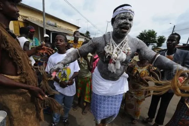 أوغندا: إغلاق 23 محطة إذاعية «تروج للسحر»