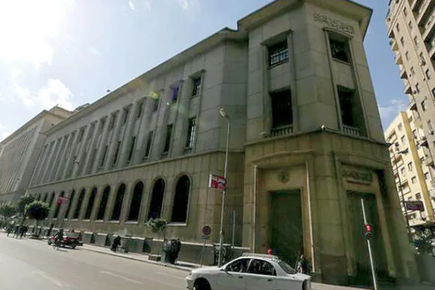 {المركزي} المصري يستأنف تخفيض الفائدة والحكومة تضع توقعات «واقعية» للجنيه