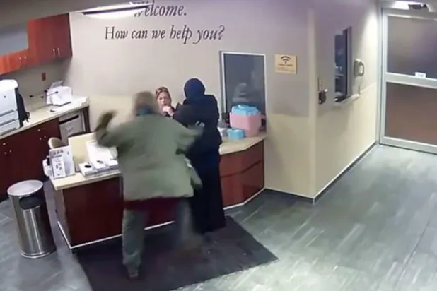 متحجبة تتعرض للضرب في مستشفى أميركي