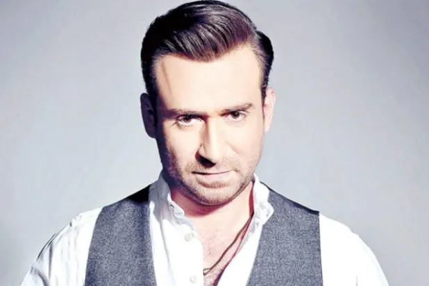 نضال الشافعي يتعرض للصراعات في «خط ساخن»