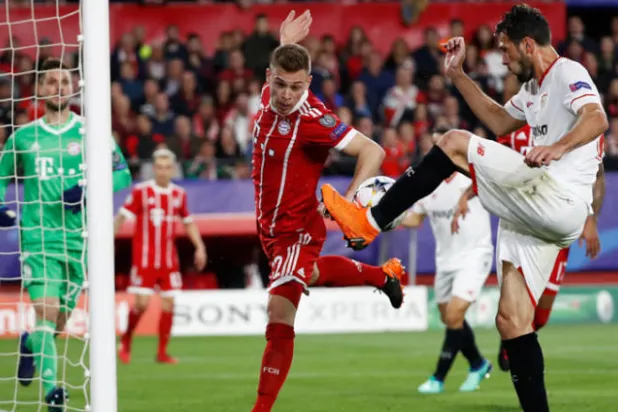  كيميتش في مواجهة إشبيلية الثلاثاء الماضي في ذهاب دوري الأبطال (رويترز)