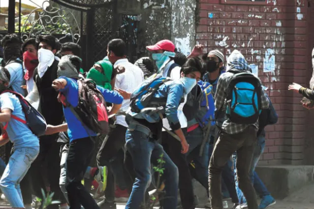 العنف في كشمير يدفع بالمنطقة مجدداً إلى حافة الهاوية