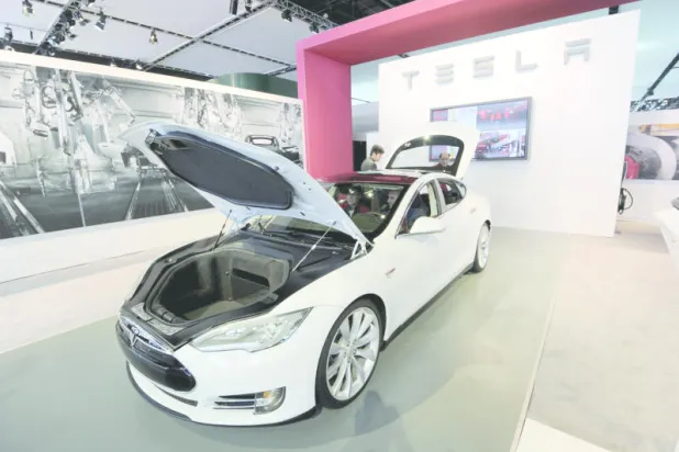 «عام التحولات» في «تيسلا» يواجه طريقاً مسدوداً