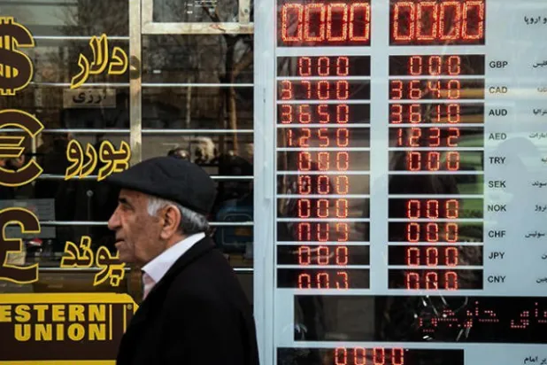 الريال الإيراني يواصل الانهيار... و{طوابير الدولار} تفرض نفسها على طهران