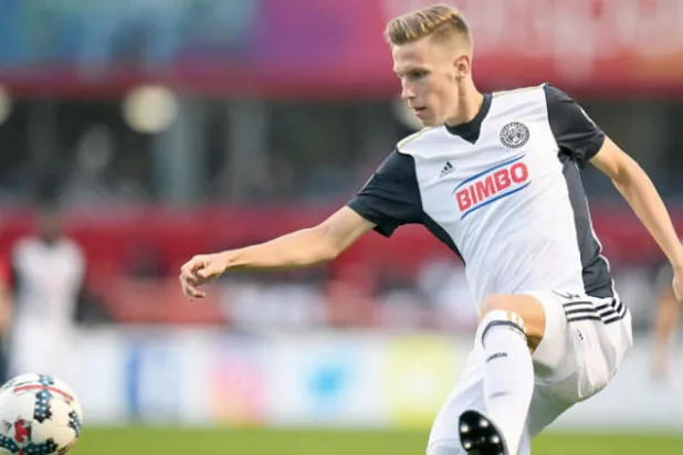 جاك إليوت... من منافسات الهواة إلى مواجهة الكبار في الدوري الأميركي