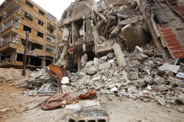 أنقاض بعض المباني في الغوطة الشرقية (أ.ف.ب)