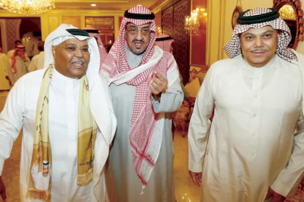 الأمير تركي العبد الله الفيصل يتوسط حسن إسكندراني وطلال باغر