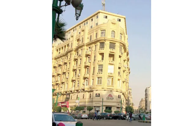 محال تجارية تاريخية توثق الطراز المعماري  الفرنسي في وسط القاهرة