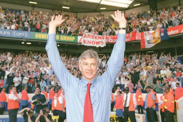 فينغر يحتفل بفوز آرسنال بلقب الدوري الإنجليزي عام 2004 دون هزيمة واحدة