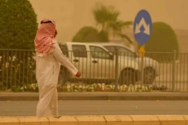 أحد المواطنين اثناء موجة الغبار التي شهدتها السعودية («الشرق الأوسط»)
