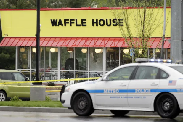 عربة شرطة خارج مطعم بالقرب من ناشفيل الذي شهد حادث مقتل أربعة (أ.ب)