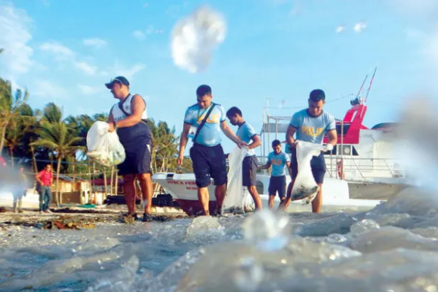 إخلاء جزيرة بوراكاي السياحية الفلبينية {لإصلاحها}