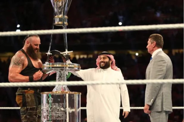  آل الشيخ يسلم بطل نزال "أعظم رويال رامبل" كأس وحزام بطولة المملكة (الهيئة العامة للرياضة)