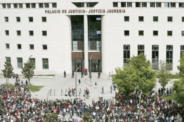 احتجاجات في إسبانيا على تبرئة خمسة رجال من تهمة الاغتصاب